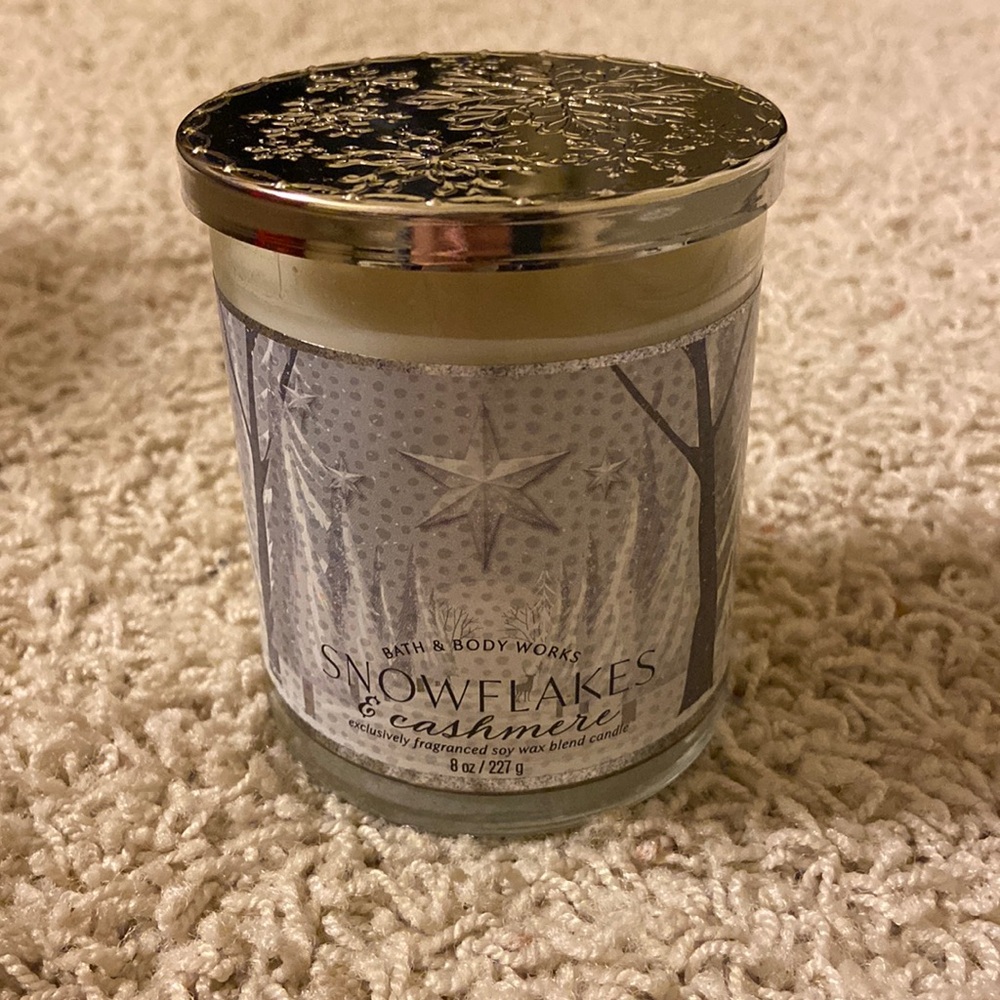 Snowflakes & Cashmere candle